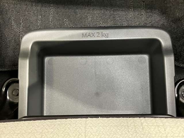 助手席アンダーボックスは運転用の替え靴や、車内に常備しておきたい子供用品、着替えた服などが収納できて便利です。女性に嬉しい収納スペースです★