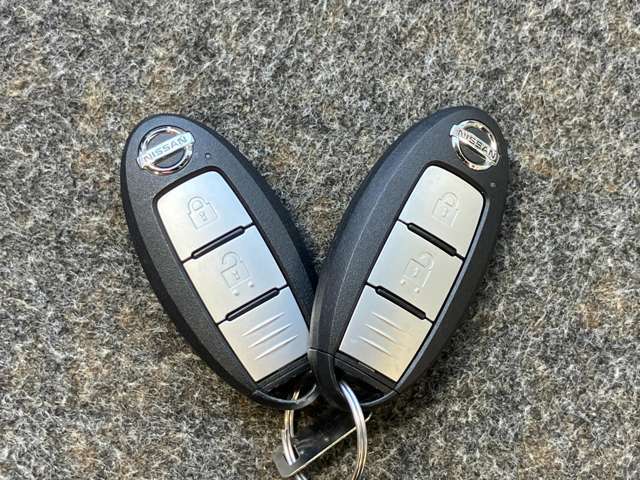 【インテリジェントキー】広い駐車場でどこに止めた分らない時！リモコンスイッチボタンを押すとクルマがピッと音とハザードランプで応えてくれます！