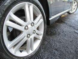 純正15インチアルミホイールが装備されております♪ダスト汚れやガリ傷なども少なくキレイな状態です♪ボディーは背景が映り込む程艶やかでキレイな状態になっております♪