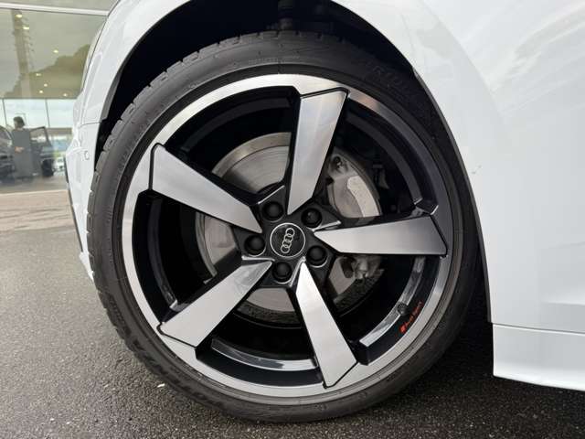 当店ではAudiの定める100項目に及ぶ納車前の法定点検整備を無料で実施後、納車しております。また、当店では1年間の長期保証を無償付帯しておりますので他店とお比べください。