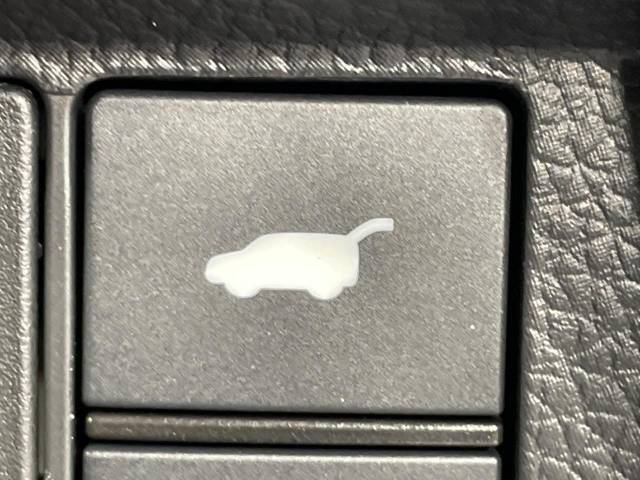 【パワーバックドア】スマートキーや運転席のボタンを押すだけでリアゲートが自動で開閉します！荷物を持っている時や、高い位置にあるバックドアを閉める際に便利な機能です♪