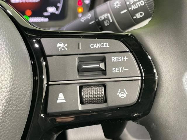 【アダプティブクルーズコントロール】高速道路での長距離走行が楽に！！自動で速度を保つクルーズコントロールが、衝突軽減システムと連携し、前方の車両を感知して車間を保つように速度調節してくれます！！
