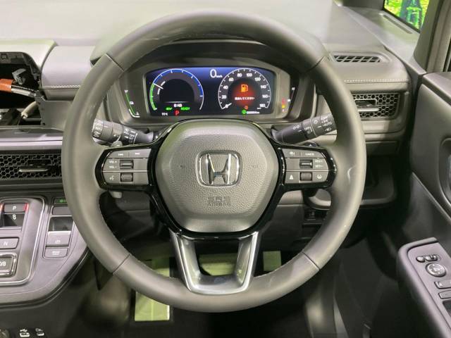 【純正革巻きステアリング】上質な革を使用することで、手にしっかり馴染みとても運転しやすいハンドルです♪v