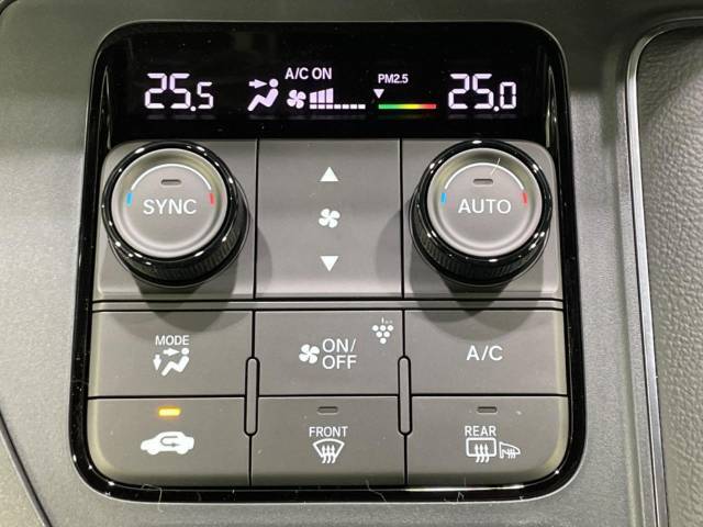 【左右独立型フルオートエアコン】運転席と助手席でそれぞれお好みの温度に設定可能。同乗者にも配慮した、快適な空調をお届け致します。