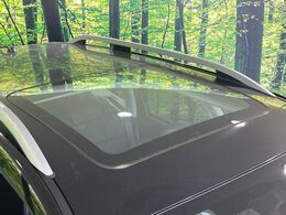 【サンルーフ】開放感たっぷりの希少装備、サンルーフが装着されています！車内に明かりを取り入れたり景色を楽しむ以外にも、車内の空気も簡単に換気できて快適です！