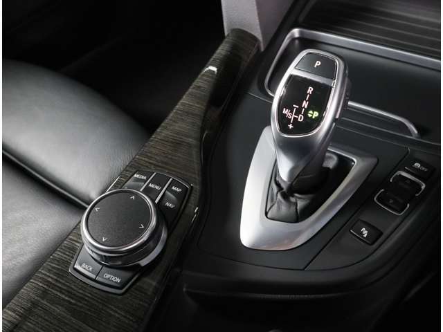 プレミアムセレクション2年保証のお車は2年延長保証にご加入頂けます。プレミアムセレクション2年保証からさら最大2年間、合計4年間の保証をお受け頂けます。対象箇所の不具合は無償修理をご提供致します。