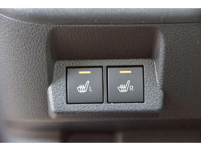 運転席・助手席には座面が温かくなるシートヒーター付きです。