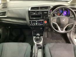 車内は光触媒抗菌消臭施工済です。インパネ周りはスタイリッシュなデザインです。グローブボックスやカップホルダーのほかにトレーなどたくさんの収納スペースが付いています。