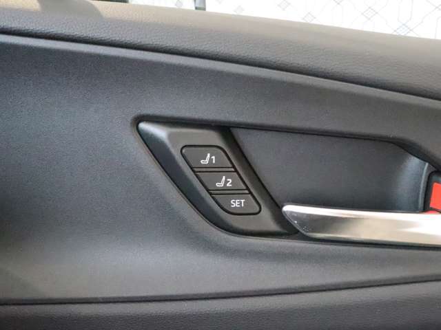 シートメモリースイッチ・シートポジションを記憶をさせることが出来ます☆運転される方によってポジションをそれぞれ記憶させることが出来ますのでボタンを押すだけでいつでも最適なポジションに戻せます☆