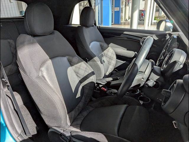 車内もキレイで嫌な臭いもありません！ご納車後の臭いが付きにくくなる「空気触媒コーティング」もご用意しております。愛車を大切に乗って頂く、お子様がいらっしゃるお客様にご好評いただいております。