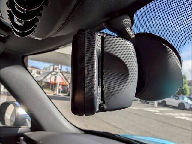 MINI純正のミラー一体型ETCが装備されております！ETC2.0対応で高速道路と自動車がリアルタイムで情報連携し、渋滞迂回ルートや安全運転をサポート！便利で快適なドライブを手助けします！