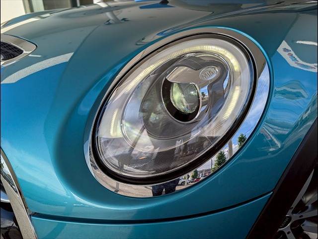 先進のLEDヘッドライトを装備。視認性と明るさが向上しより、安全運転をお楽しみいただけます。