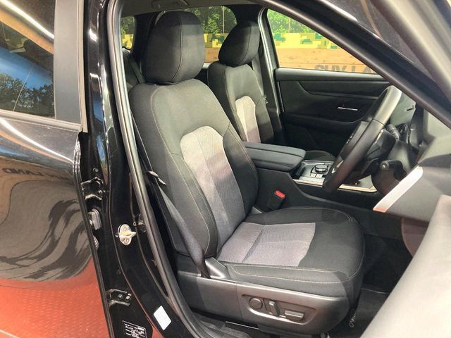運転席まわりには十分なスペースがあり、大柄な方でもゆったり運転していただける環境です。