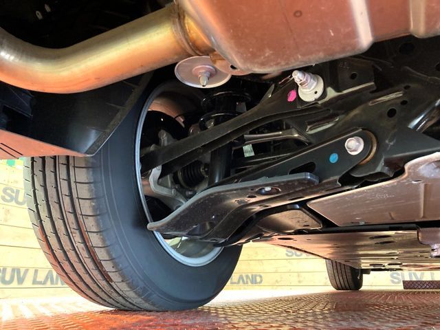お車を安心してお乗りいただく為には、足回りの定期点検が欠かせません。サービスサポート（有償保証）では無料点検もご提供しており、安心のカーライフをお過ごしいただけるサポート体制が整っています。
