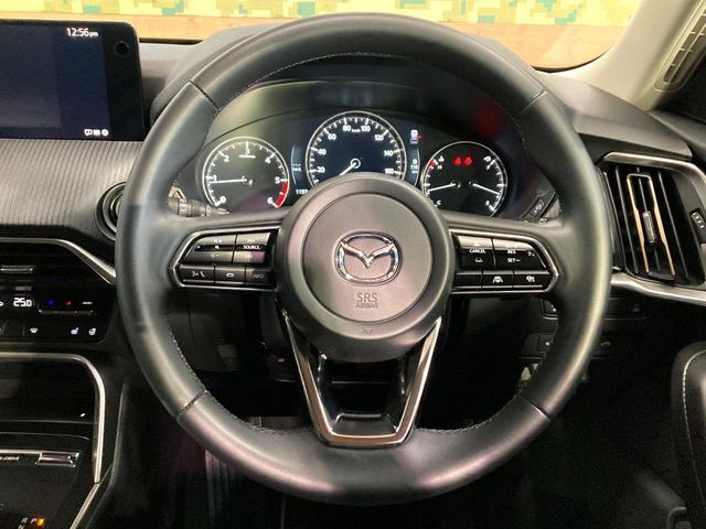 インテリアに合わせたデザインのステアリングは、運転される方のことも考え、運転しやすい形状、大きさです。是非一度、実際に触ってお確かめください。