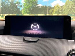 【12.3インチマツダコネクト】車内の雰囲気にマッチした大型ディスプレイ。スマホ接続でのナビ使用やBluetooth再生等、様々な機能が楽しめます。直感的なダイヤル操作が可能で、使い勝手も良好です。