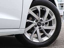 ●オシャレは足元から。サスペンションは硬すぎずしなやかな乗り心地に貢献しています。さらにローアンドワイドの佇まいがスポーティ！