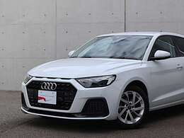 ●Audiが最初に採用したLEDポジショニングランプ。シャープなラインで昼間でも点けていたいと思うほど上品でオシャレです。夜間走行時はさらに目立ちます！