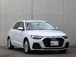 ●サイドラインはフロントからリヤまで伸びる一直線の水平ラインを基調とした上品なデザインです。リヤデザインは厚みがあり、後続車のドライバーに、安定感、重厚感を感じさせるAudiらしいデザインです。