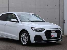 デザイン・ボディカラーが都会的な建物にも非常に良く映えます。クール・知的。Audiの持つ「品の良さ」が伝わってきます。