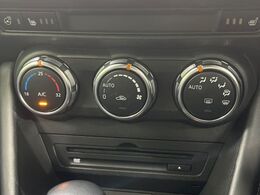 【オートエアコン】一度お好みの温度に設定すれば、車内の温度を検知し風量や温度を自動で調整。暑い…寒い…と何度もスイッチ操作をする必要はありません。快適な車内空間には必須の機能ですね♪