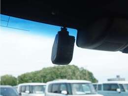 ◆ドライブレコーダー◆映像・音声などを記録する自動車用の装置です。　もしもの事故の際の記録はもちろん、旅行の際の思い出としてドライブの映像を楽しむことができます。