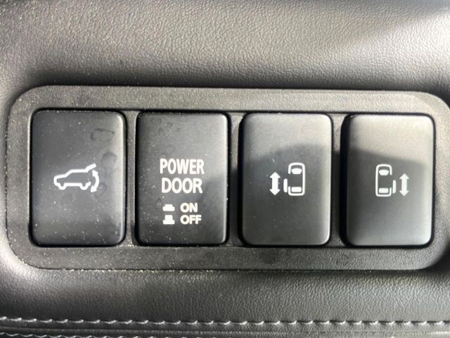 【両側パワースライドドア】スマートキーや運転席のスイッチで後席両側スライドドアの開閉が可能♪電動だから力を入れてドアを開ける必要が無く、小さなお子様でも簡単に開け閉めでき快適です♪