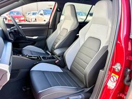 レザーシートパッケージにより、ワンランク上の質感と快適性を実現。助手席シートのリクライニングは無段階調整のダイヤル式が採用されています。