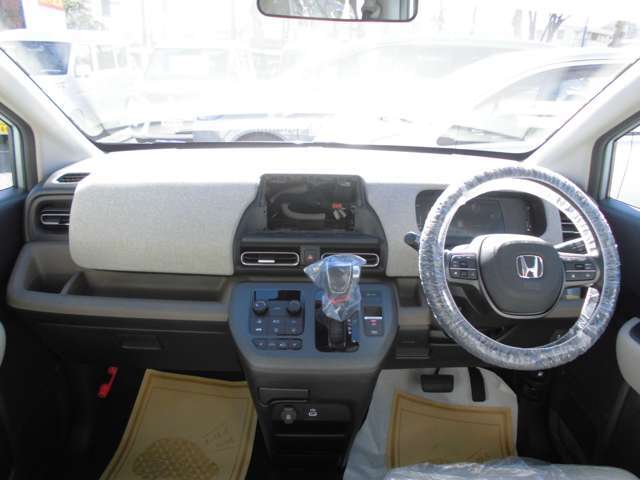 広い視界の運転席周り。当店ではカーナビやETCにバックカメラといった追加オプションも多数取り扱っておりますので合わせてご検討ください。