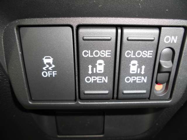 両側電動スライドドア。リモコンや運転席のスイッチ操作はもちろん、ドアハンドルを引くだけでリアドアが自動開閉します。