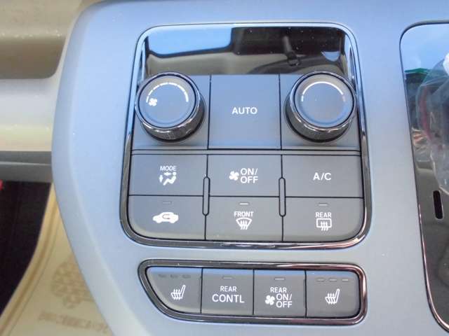 オートエアコンなので車内の温度を自動で一定に調節してくれます。前席シートヒーター機能もございます。