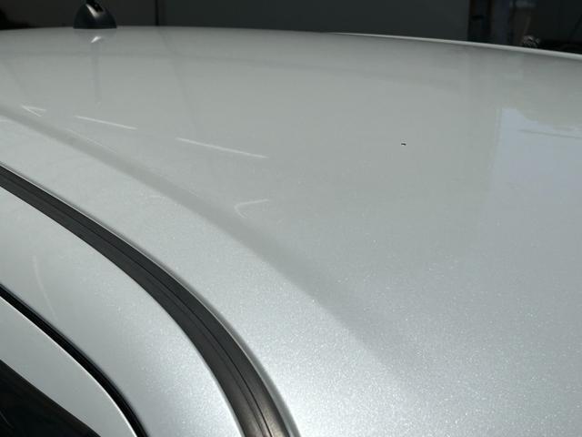 屋根には凹みなどは見当たりません