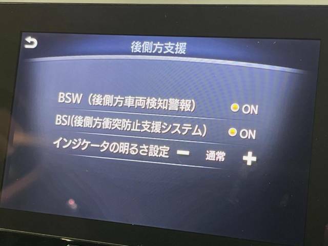 【後方車輛検知】走行中、ドアミラーの死角になりやすい箇所に後続車が接近するとサイドミラー付近に警告を表示、ドライバーに注意喚起をしてくれます。