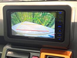 【バックカメラ】駐車時に後方がリアルタイム映像で確認できます。大型商業施設や立体駐車場での駐車時や、夜間のバック時に大活躍！運転スキルに関わらず、今や必須となった装備のひとつです！