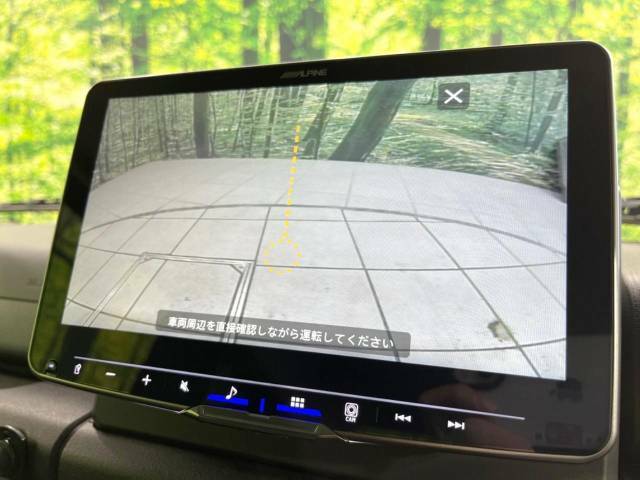 【バックカメラ】駐車時に後方がリアルタイム映像で確認できます。大型商業施設や立体駐車場での駐車時や、夜間のバック時に大活躍！運転スキルに関わらず、今や必須となった装備のひとつです！
