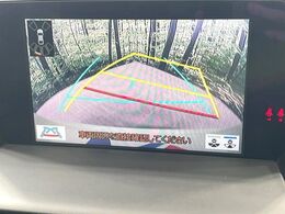 【バックカメラ】駐車時に後方がリアルタイム映像で確認できます。大型商業施設や立体駐車場での駐車時や、夜間のバック時に大活躍！運転スキルに関わらず、今や必須となった装備のひとつです！