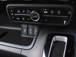 オートエアコンは温度を設定すれば自動で快適な状態をキープしてくれるので運転中の温度操作が減り安全面でも安心ですね。