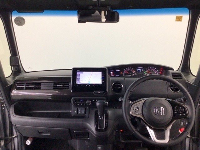【前方視界】開放的な前方視界！運転がしやすく疲れにくいです♪窓が大きく、見通しがとっても良いおクルマですよ♪