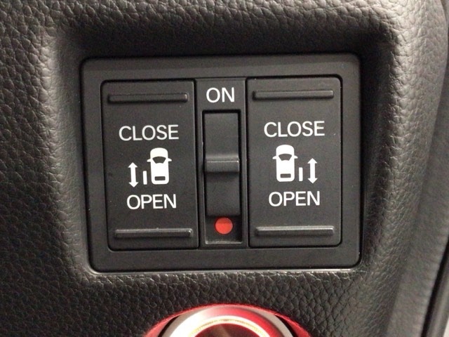 【両側パワースライドドア】両側がパワースライドドアになっており、運転席のスイッチやスマートキーでも開閉が可能です！開口部も広いので乗り降りも楽々♪