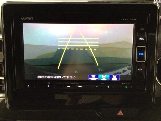 【バックカメラ】運転が苦手な方も車庫入れラクラクです！ギアをリバースに入れれば自動的に切り換わりますので、面倒な操作は不要です♪狭い駐車場もお車を傷つけず安心ですね！