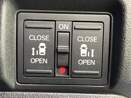 【両側パワースライドドア】スマートキーや運転席のスイッチで後席両側スライドドアの開閉が可能♪電動だから力を入れてドアを開ける必要が無く、小さなお子様でも簡単に開け閉めでき快適です♪