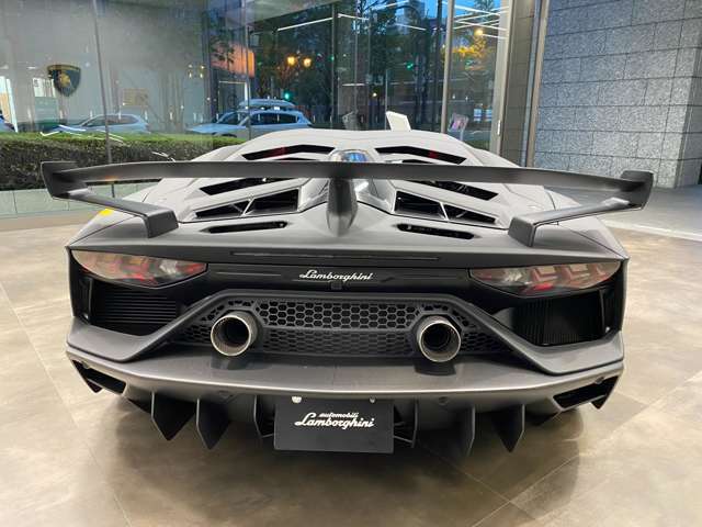 Aventador SVJよりマフラー位置を上部に変更