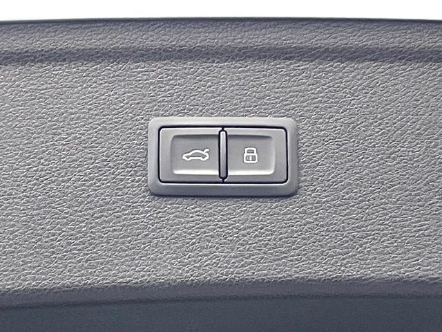 ●電動リアゲート：ワンタッチでリアゲートの開閉ができ、荷物などで両手が塞がっている状態でも簡単に開閉ができる便利機能です。