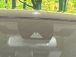 【トヨタセーフティセンス】走行中に前方の車両等を認識し、衝突しそうな時は警報とブレーキで衝突回避と被害軽減をアシスト。より安全にドライブをお楽しみいただけます。