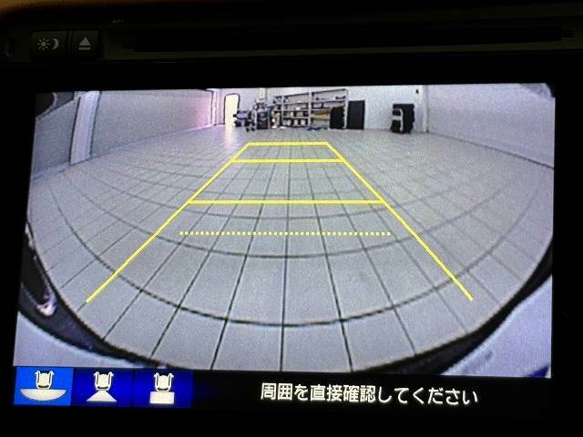 【カラーバックモニター】を装備しております。リアの映像がカラーで映し出されますので日々の駐車も安心安全です。