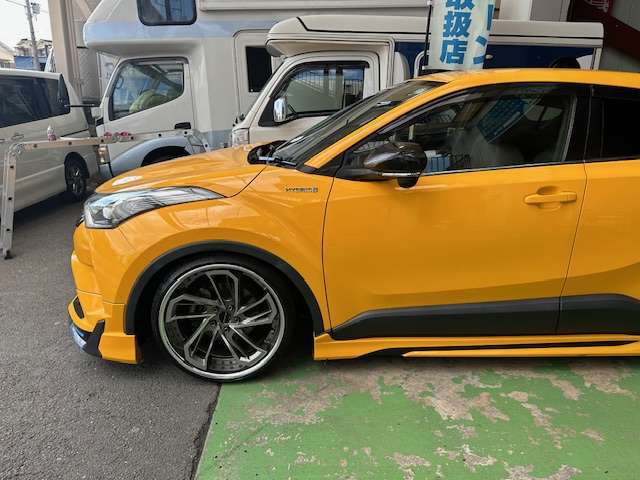 当社の展示車両は入庫した際に車両状態チェック、内外装ともに徹底クリーニングで気持ちの良い綺麗な状態での仕上がりを心がけております。