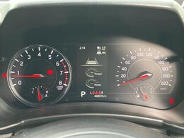 タコメーター付きのメーターです。瞬間燃費や平均燃費、航続可能距離が表示可能で、必要な情報を一目で確認できます。