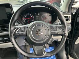 ハンドル回りです。シンプルなウレタンステアリングホイール。