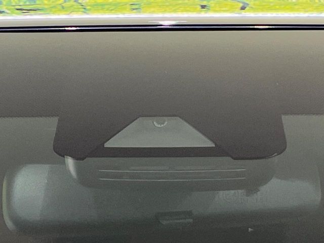 【プリクラッシュセーフティ】前方の車両等を検知し、衝突しそうな時は警報で注意を促し、ブレーキを踏む力をサポート。ブレーキを踏めなかった場合は衝突被害軽減ブレーキが作動、衝突回避をサポートします。