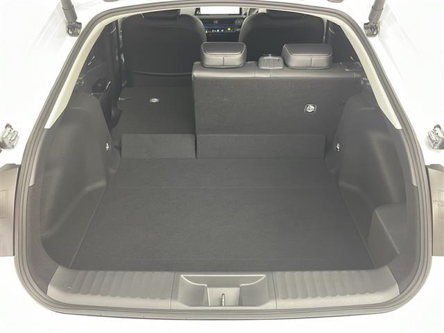 【トランク】積み込みやすくて、たっぷり積める荷室です。シートアレンジできるものは、乗車人数と荷物の量や大きさによってシートを動かすことができるので、より快適なドライブが可能です！